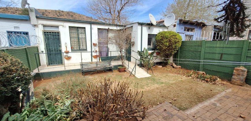 Smart 2 Bedroom Semi Detached house in Bezuidenhout Valley.