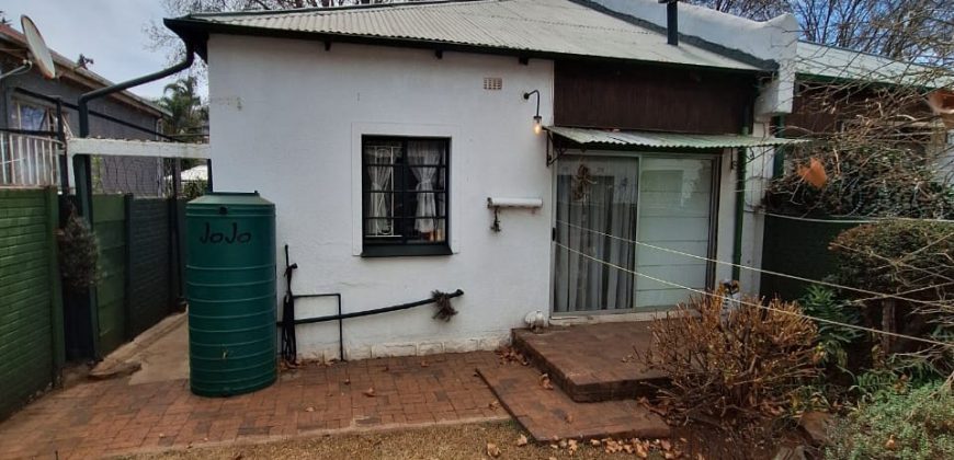 Smart 2 Bedroom Semi Detached house in Bezuidenhout Valley.