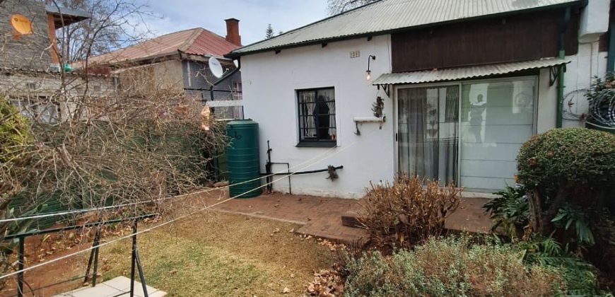 Smart 2 Bedroom Semi Detached house in Bezuidenhout Valley.