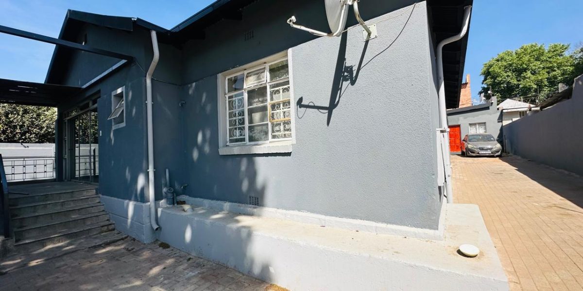 6 Bedroom House for Sale in Bezuidenhout Valley