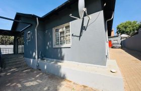 6 Bedroom House for Sale in Bezuidenhout Valley