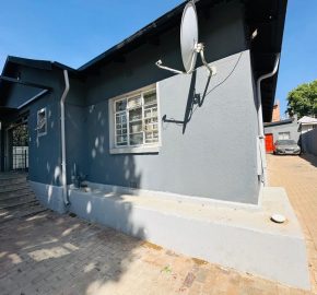 6 Bedroom House for Sale in Bezuidenhout Valley