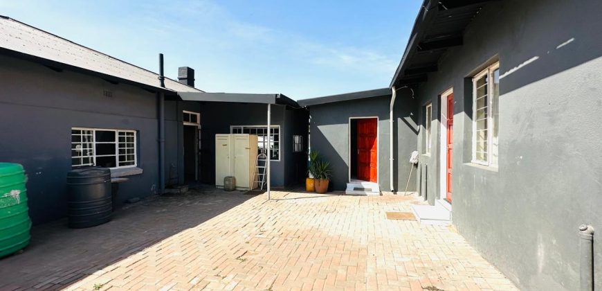 6 Bedroom House for Sale in Bezuidenhout Valley