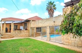 5 Bedroom Home in Primrose!!