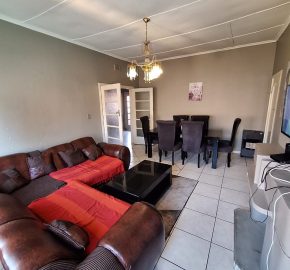 Immaculate 2 Bedroom apartment for Sale in Cyrildene.