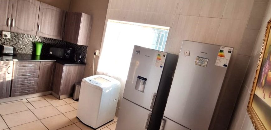 Secure and spacious 2 Bedroom Apartment in Cyrildene