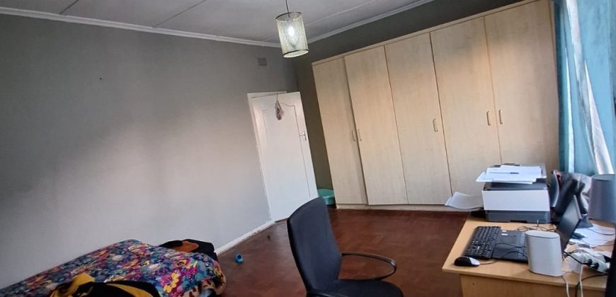 Immaculate 2 Bedroom apartment for Sale in Cyrildene.