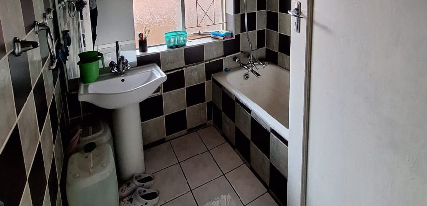 Immaculate 2 Bedroom apartment for Sale in Cyrildene.