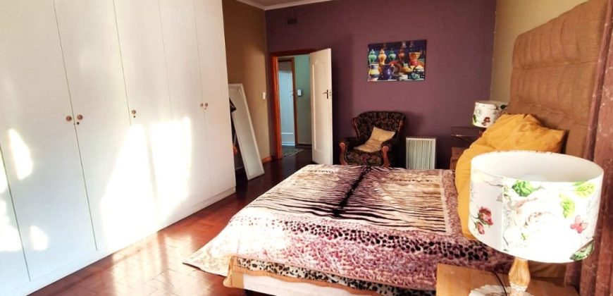 Secure and spacious 2 Bedroom Apartment in Cyrildene