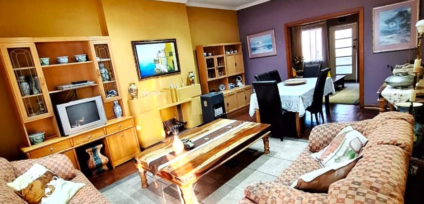 Secure and spacious 2 Bedroom Apartment in Cyrildene