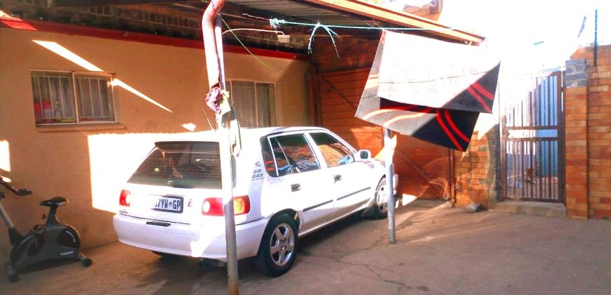 Calling All Investors to this Multi- Tenanted House with 3 Studio Apartments.