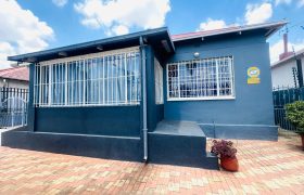 Family home with cottage in Kensington