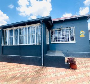 Family home with cottage in Kensington