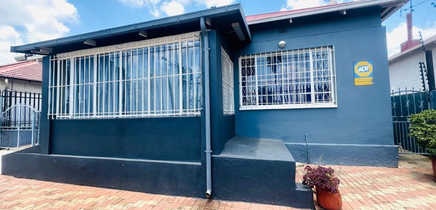 Family home with cottage in Kensington