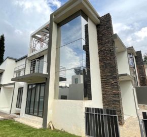 Delightful and sophisticated cluster in Bedfordview.