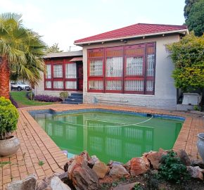 Well-sized Family Home with Pool and Office