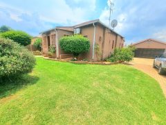 Spacious Family Home with Pool & Cottage