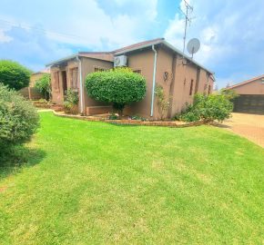 Spacious Family Home with Pool & Cottage