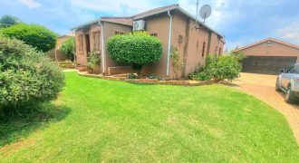 Spacious Family Home with Pool & Cottage