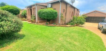 Spacious Family Home with Pool & Cottage