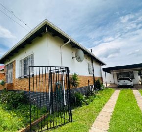 Family living with income potential in Homestead