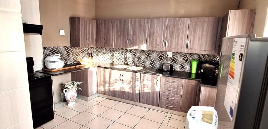 Secure and spacious 2 Bedroom Apartment in Cyrildene