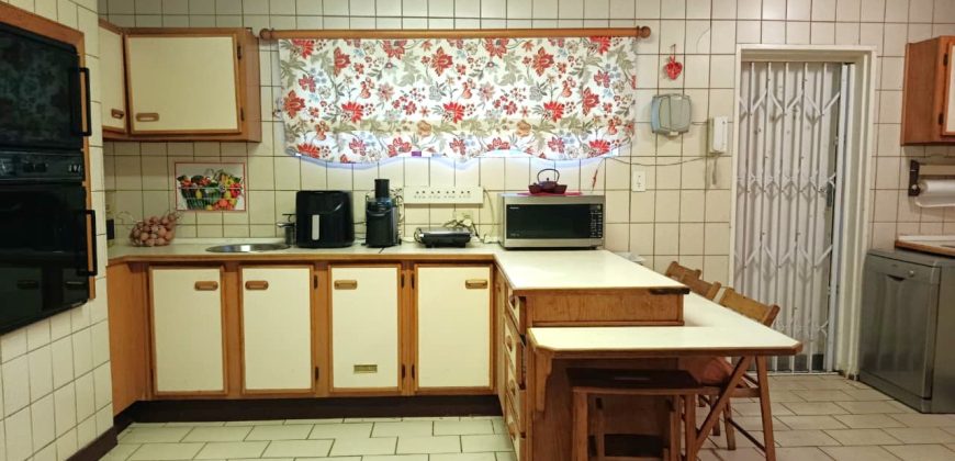 Well-sized Family Home with Pool and Office