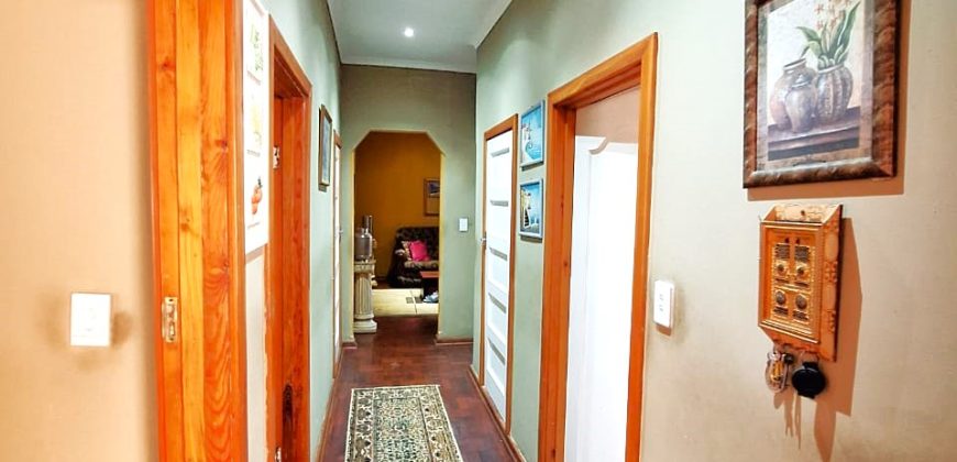 Secure and spacious 2 Bedroom Apartment in Cyrildene