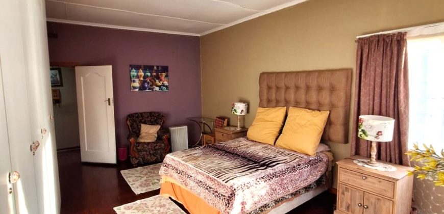 Secure and spacious 2 Bedroom Apartment in Cyrildene