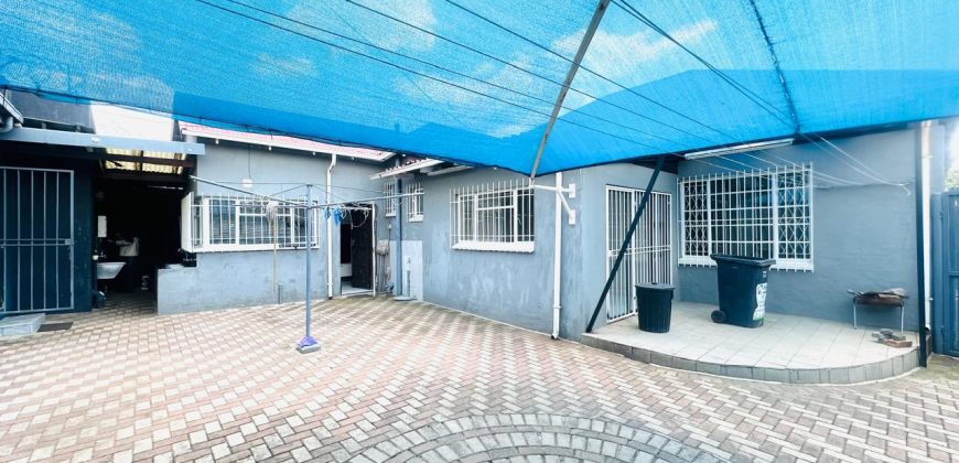 Family home with cottage in Kensington