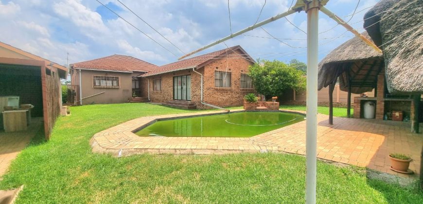 Spacious Family Home with Pool & Cottage