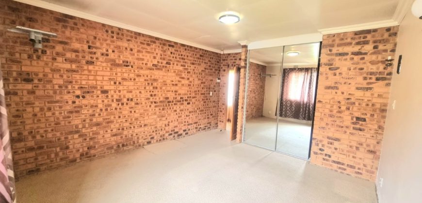 Spacious Family Home with Pool & Cottage