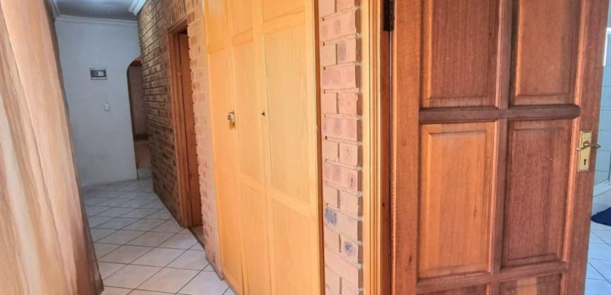 Spacious Family Home with Pool & Cottage