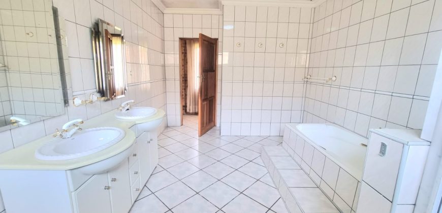 Spacious Family Home with Pool & Cottage