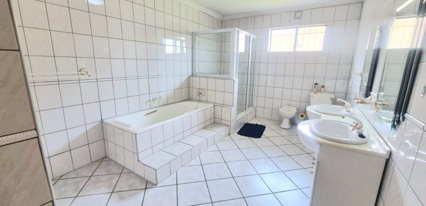 Spacious Family Home with Pool & Cottage