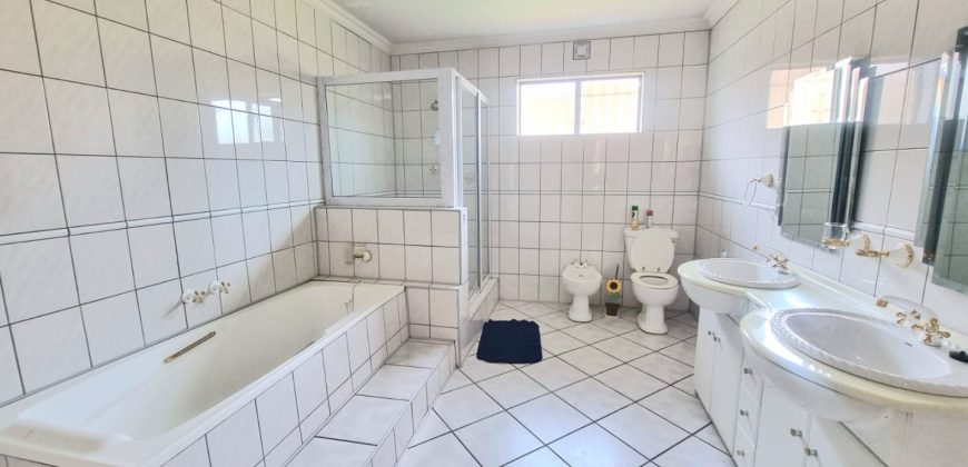 Spacious Family Home with Pool & Cottage