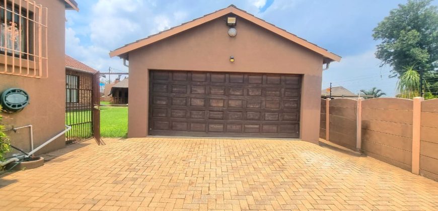 Spacious Family Home with Pool & Cottage