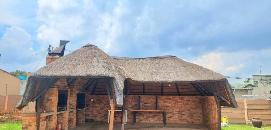 Spacious Family Home with Pool & Cottage