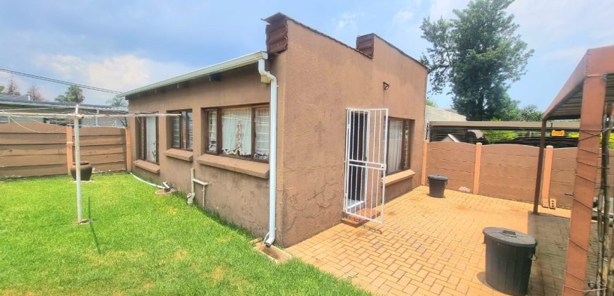 Spacious Family Home with Pool & Cottage