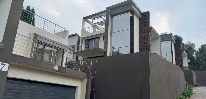 Delightful and sophisticated cluster in Bedfordview.