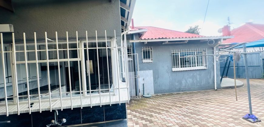 Family home with cottage in Kensington