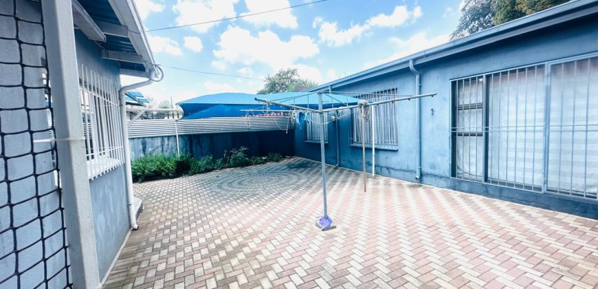 Family home with cottage in Kensington