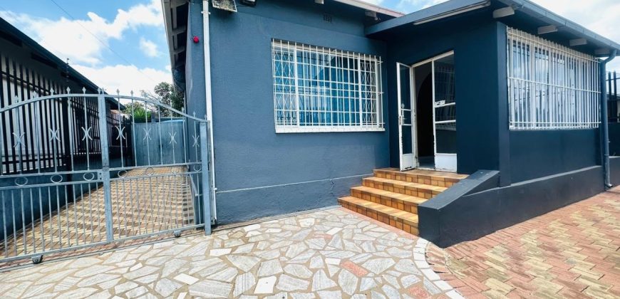 Family home with cottage in Kensington