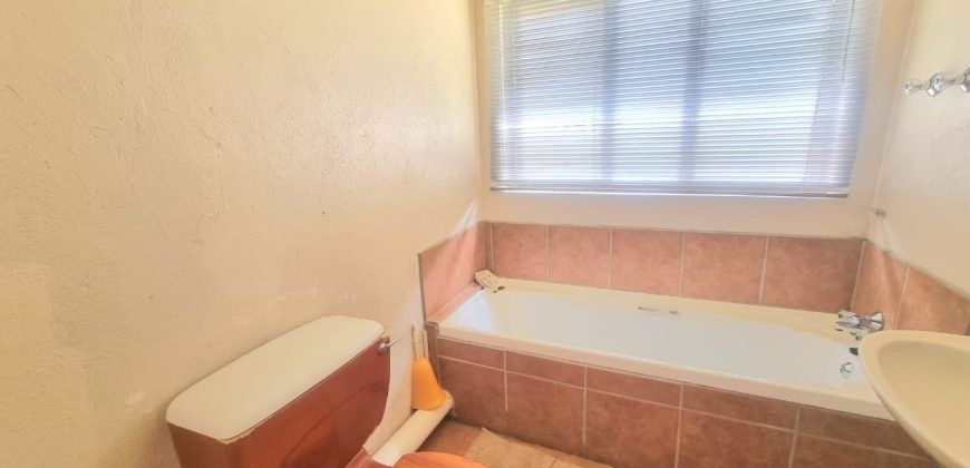 Spacious Family Home with Pool & Cottage