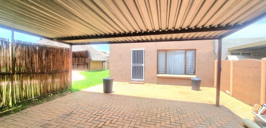 Spacious Family Home with Pool & Cottage