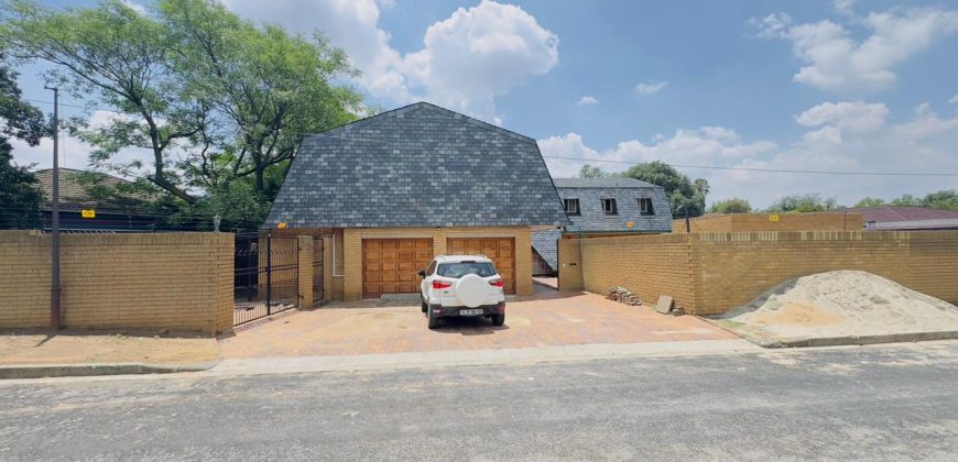 Six-Bedroom Duplex for Sale in a Secure Boom-Off Complex, Klippoortje Agricultural Lots, Germiston