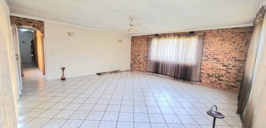 Spacious Family Home with Pool & Cottage