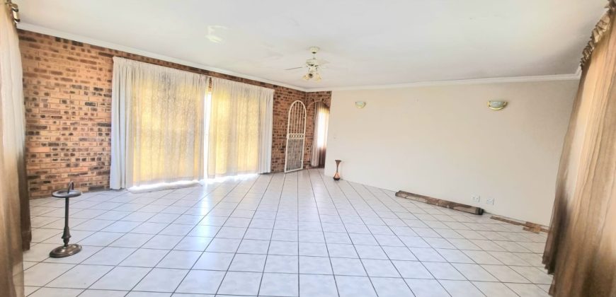 Spacious Family Home with Pool & Cottage