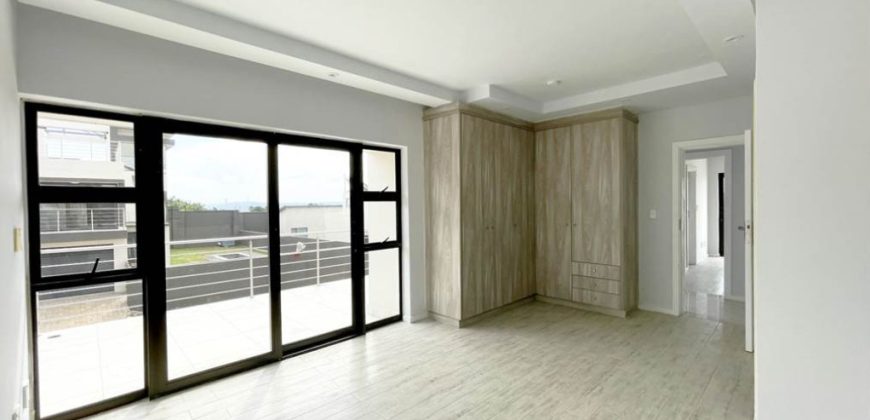 Delightful and sophisticated cluster in Bedfordview.