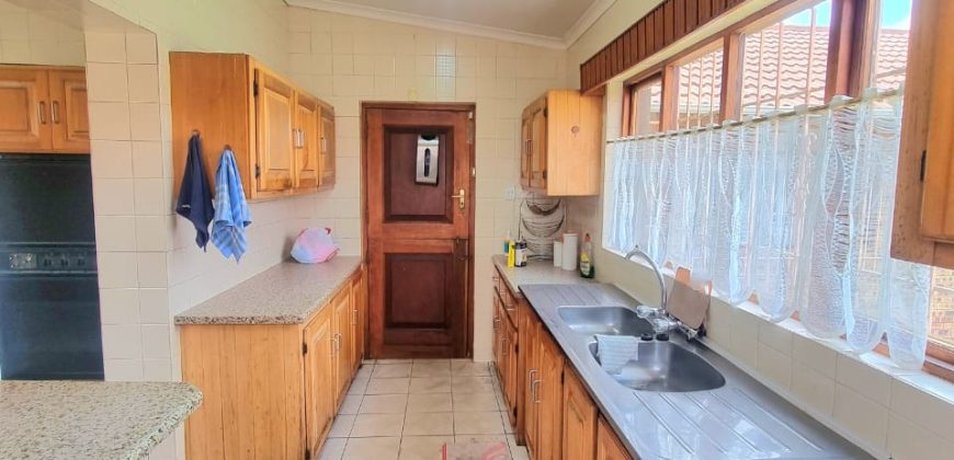 Spacious Family Home with Pool & Cottage